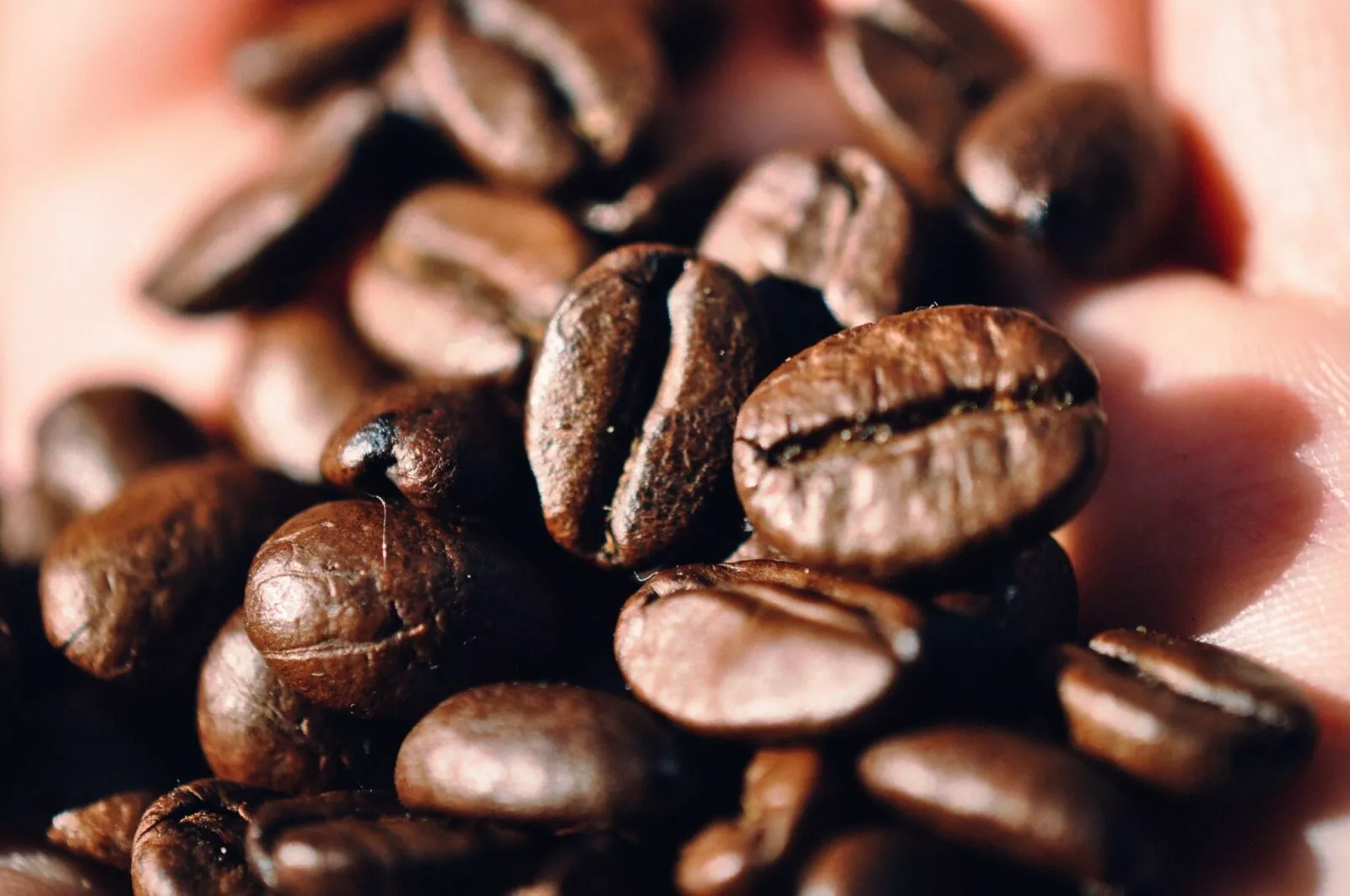 Trei cocktail-uri cu cafea care te vor face sa te indragostesti