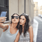 Se apropie ziua celei mai bune prietene? Află ACUM ce trebuie să conțină cadoul perfect!