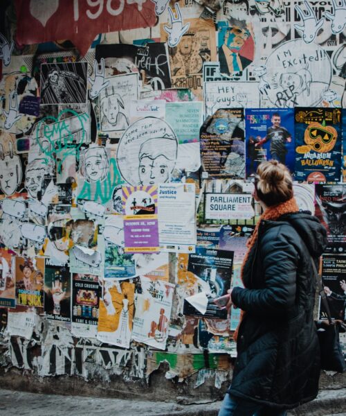 Afișele publicitare în spațiile comerciale – motivele pentru care încă are succes această tehnică tradițională de publicitate