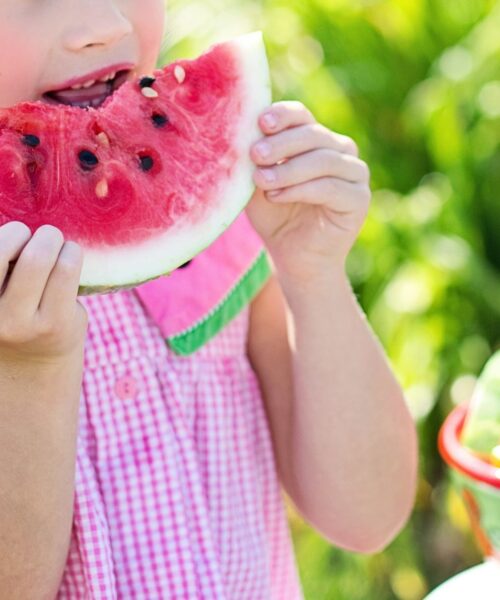 3 metode prin care să îl faci pe cel mic să-și mănânce fructele și legumele