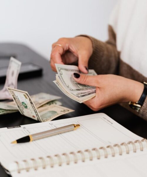 Te simți blocat la un job care nu îți aduce satisfacții? Descoperă aici de ce trebuie să ții cont atunci când vrei să-ți păstrezi sau nu locul de muncă