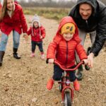 Cum îl poți învăța pe cel mic să meargă pe bicicletă fără ajutor: sfaturi și recomandări