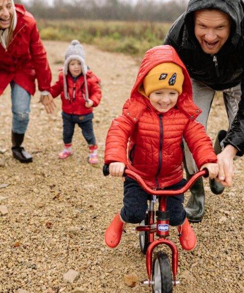 Cum îl poți învăța pe cel mic să meargă pe bicicletă fără ajutor: sfaturi și recomandări