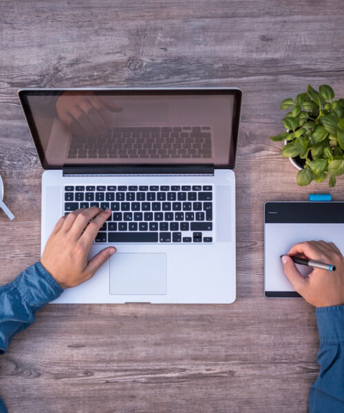 MacBook: Aliatul perfect pentru sporirea productivității la muncă!