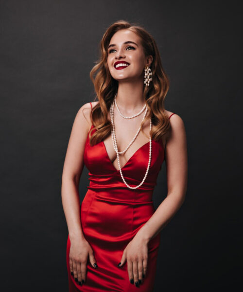 Cum să îți accesorizezi rochia de seară pentru un look desăvârșit