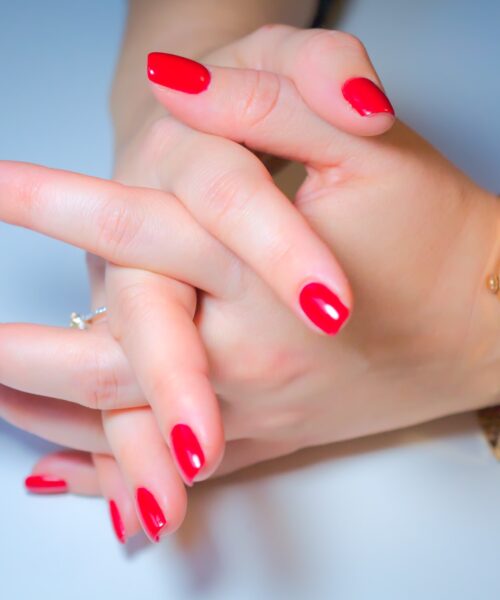 Modele pentru unghii roșii pe care le poți oferi clientelor salonului tău – trenduri pentru vara aceasta