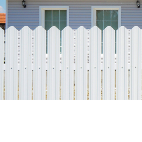 Cum să îmbunătățești aspectul exterior al casei tale cu un gard metalic