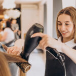 Ești o persoană pasionată de Hairstyling? Descoperă Cele Mai Bune 4 Moduri de a Învăța și a Excela în Această Meserie