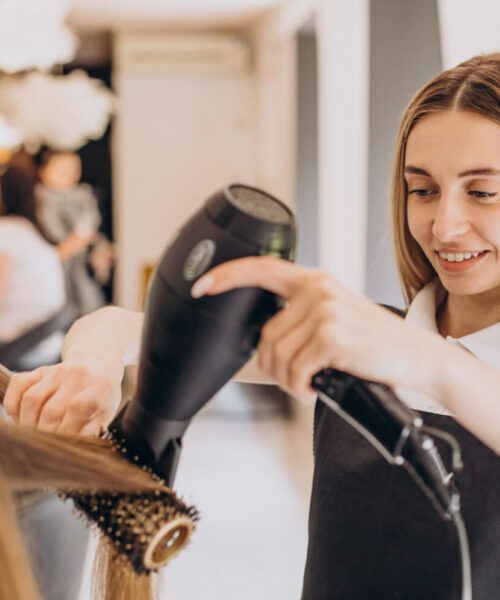 Ești o persoană pasionată de Hairstyling? Descoperă Cele Mai Bune 4 Moduri de a Învăța și a Excela în Această Meserie