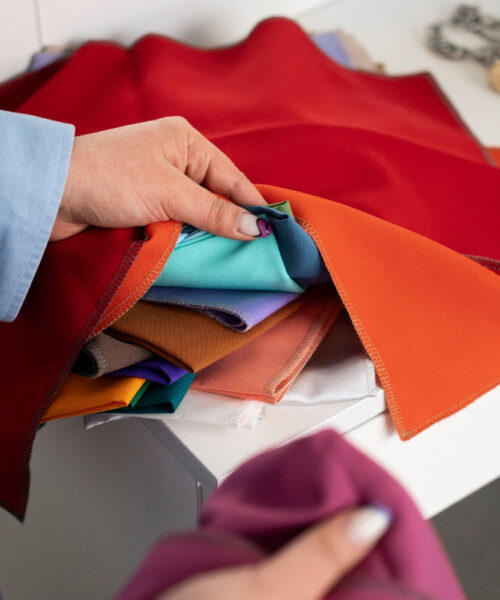 Cum Alegi Materialele Perfecte din Mercerii: Ghid pentru Proiectele de Croitorie și Creație