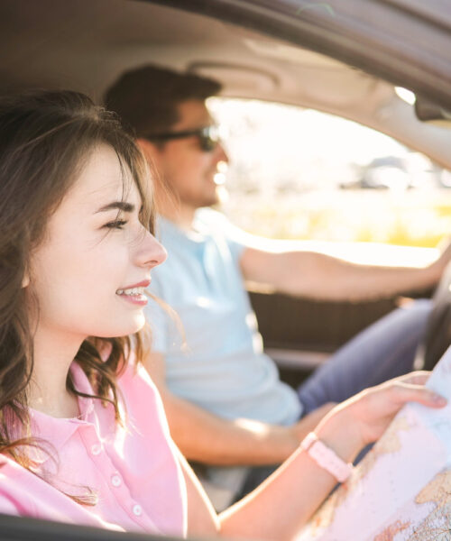 Motivele pentru care să îți închiriezi o mașină în timpul călătoriilor