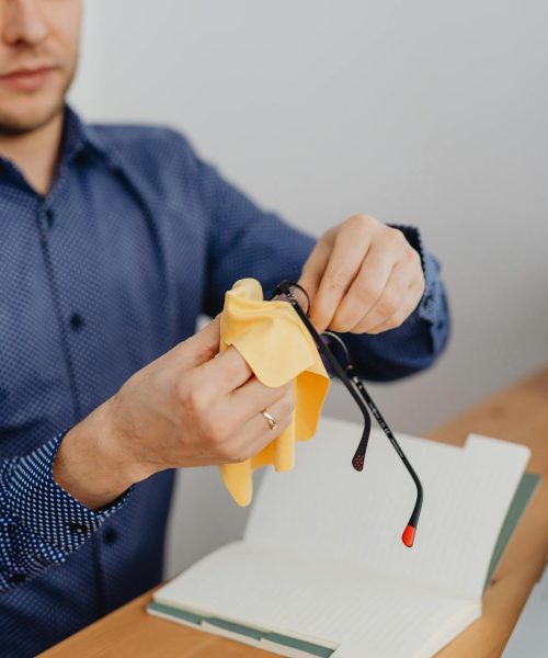 Cum să îngrijești și să menții ochelarii de vedere în stare perfectă?