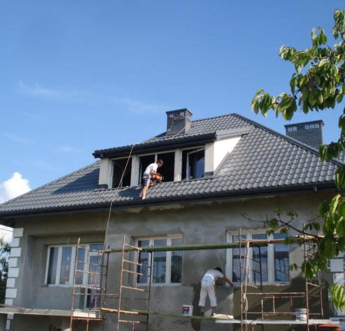 Cum să Alegi Firma Potrivită pentru Repararea Acoperișului Tău