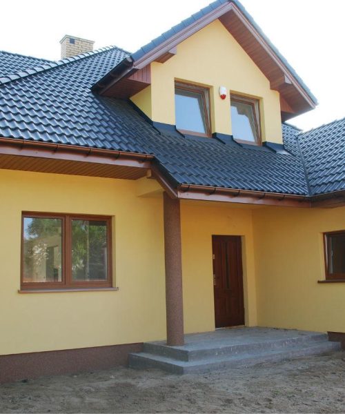 . Cum să Alegi Firma Potrivită pentru Repararea Acoperișului Tău Introducere Acoperișul este una dintre cele mai importante componente ale unei clădiri. Protejează interiorul de intemperii, asigură eficiența energetică și contribuie la estetica generală a locuinței. Cu toate acestea, acoperișul este adesea neglijat până când apar probleme majore. Găsirea unei firme de încredere pentru repararea acoperișului poate fi o provocare, mai ales când piața este inundată de oferte. Aici intervine site-ul anunturi-reparatii-acoperis.ro, unde poți găsi anunțuri de la firme de top din domeniu. În acest articol, vom discuta despre criteriile esențiale pentru a alege firma potrivită pentru repararea acoperișului tău. Criterii de selecție Experiența și Reputația Firmei Unul dintre cei mai importanți factori de luat în considerare este experiența firmei. Firmele cu o experiență îndelungată au întâmpinat și rezolvat o varietate de probleme, acumulând astfel o expertiză valoroasă. Verifică portofoliul firmei și numărul de ani în care au activat în domeniu. De asemenea, reputația firmei este crucială. Caută recenzii și testimoniale de la clienți anteriori pentru a avea o idee clară despre calitatea serviciilor oferite. Poți găsi recenzii și pe anunturi-reparatii-acoperis.ro, unde clienții își împărtășesc experiențele lor. Recenzii și Recomandări Recenziile și recomandările de la alți clienți sunt extrem de valoroase. Ele oferă o imagine reală a modului în care firma își desfășoară activitatea. Pe anunturi-reparatii-acoperis.ro, poți accesa o secțiune dedicată recenziilor pentru a vedea feedback-ul lăsat de clienții care au beneficiat de serviciile firmelor listate. În plus, nu ezita să ceri referințe directe de la firma cu care intenționezi să colaborezi. Certificări și Licențe Asigură-te că firma pe care o alegi este autorizată și are toate certificările necesare pentru a efectua lucrări de reparație a acoperișurilor. Aceste certificări sunt un indicator al calității și conformității cu standardele din industrie. Pe anunturi-reparatii-acoperis.ro, vei găsi informații detaliate despre firmele listate, inclusiv certificările și licențele deținute de acestea. Beneficii ale unei firme profesioniste Calitatea Materialelor Folosite O firmă profesionistă folosește materiale de înaltă calitate care asigură durabilitatea și eficiența acoperișului. Calitatea materialelor este esențială pentru prevenirea problemelor pe termen lung. Atunci când accesezi anunturi-reparatii-acoperis.ro, poți verifica detalii despre materialele pe care fiecare firmă le utilizează, astfel încât să poți lua o decizie informată. Garantarea Lucrărilor Un alt avantaj al colaborării cu o firmă profesionistă este garanția oferită pentru lucrările efectuate. Garanția asigură faptul că, în cazul apariției unor probleme după finalizarea lucrării, acestea vor fi remediate fără costuri suplimentare. Pe anunturi-reparatii-acoperis.ro, vei găsi informații despre garanțiile oferite de fiecare firmă listată. Rapiditatea și Eficiența Intervențiilor Firmele profesioniste sunt recunoscute pentru rapiditatea și eficiența cu care își desfășoară activitatea. Ele dispun de echipamente moderne și de echipe bine pregătite care pot interveni prompt pentru a rezolva orice problemă. Verifică pe anunturi-reparatii-acoperis.ro timpul mediu de răspuns și durata estimată a intervențiilor pentru a alege firma care se potrivește cel mai bine nevoilor tale. Pași pentru a contracta o firmă Cum să soliciți oferte Solicitarea de oferte de la mai multe firme îți permite să compari prețurile și serviciile oferite. Pe anunturi-reparatii-acoperis.ro, poți găsi o varietate de firme și poți cere oferte personalizate. Asigură-te că oferi detalii complete despre problemele acoperișului tău pentru a primi oferte cât mai precise. Ce întrebări să adresezi Când discuți cu reprezentanții firmelor, adresează întrebări specifice pentru a te asigura că aceștia înțeleg pe deplin nevoile tale. Întrebări precum: •	Ce tipuri de materiale recomandați pentru reparația acoperișului meu? •	Care este durata estimată a lucrării? •	Ce garanții oferiți pentru lucrările efectuate? •	Puteți oferi referințe de la clienți anteriori? Aceste întrebări te vor ajuta să evaluezi profesionalismul și competența firmelor. Evaluarea ofertelor primite După ce ai primit ofertele, evaluează-le atent. Nu alege întotdeauna oferta cea mai ieftină; ia în considerare calitatea materialelor, experiența firmei și garanțiile oferite. Pe anunturi-reparatii-acoperis.ro, poți găsi ghiduri și articole care te pot ajuta să evaluezi corect ofertele și să iei o decizie informată. Concluzie Alegerea firmei potrivite pentru repararea acoperișului este esențială pentru asigurarea siguranței și durabilității locuinței tale. Urmând criteriile de selecție prezentate și folosind resursele disponibile pe anunturi-reparatii-acoperis.ro, poți găsi rapid și eficient firma ideală pentru nevoile tale. Nu amâna reparațiile necesare și asigură-te că alegi un partener de încredere pentru această lucrare importantă. Accesează acum anunturi-reparatii-acoperis.ro pentru a găsi cele mai bune firme de reparații acoperișuri și fațade din zona ta și pentru a solicita oferte personalizate!