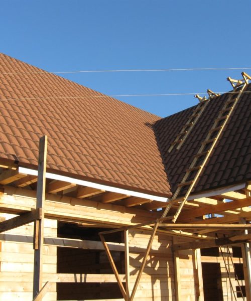 Pătrunderea apei prin scurgeri în acoperiș: o problemă comună