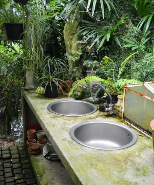 Cum pot maximiza spațiul de lucru în jurul chiuvetei exterioare?