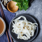 farfurii negre set patrate cu auriu mate piatra legenda casei