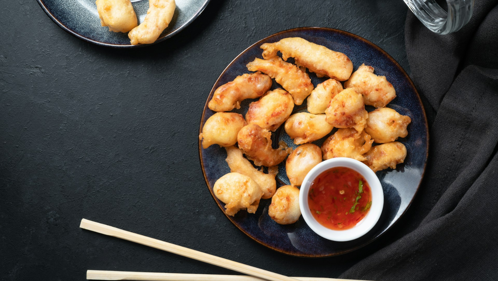 farfurii negre vesela neagra decoratiuni cu auriu legenda casei