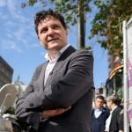 Liderul care a ieșit în stradă înainte să urce la tribună