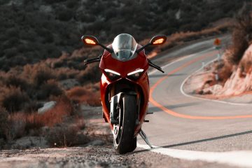 Importanța schimbării anvelopelor și rolul echipamentelor de protecție moto