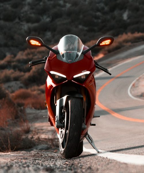 Importanța schimbării anvelopelor și rolul echipamentelor de protecție moto