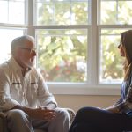 Există programe guvernamentale care să ajute la finanțarea unui cămin de bătrâni?