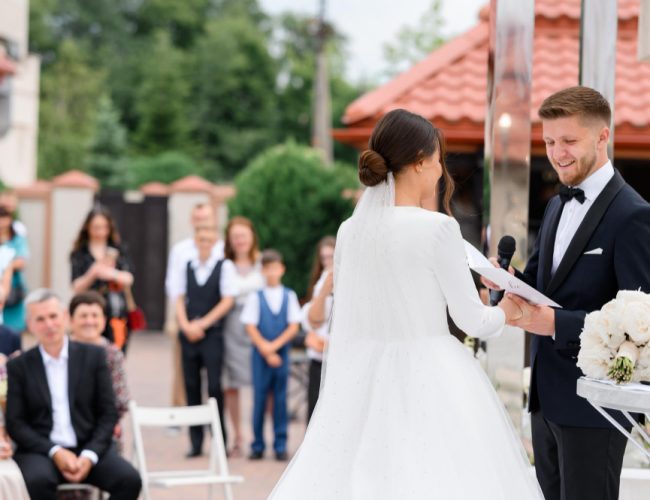 Merită să plătești avans pentru a-ți securiza formația de nuntă?