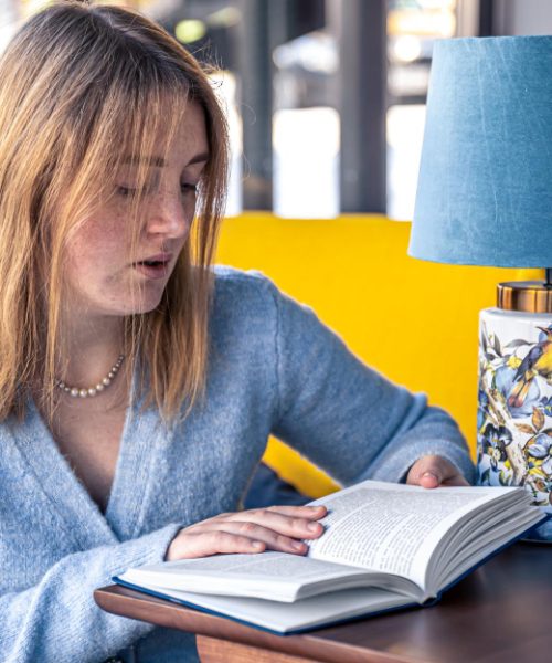 Cât cere un editor de cărți care lucrează cu autori self-published?